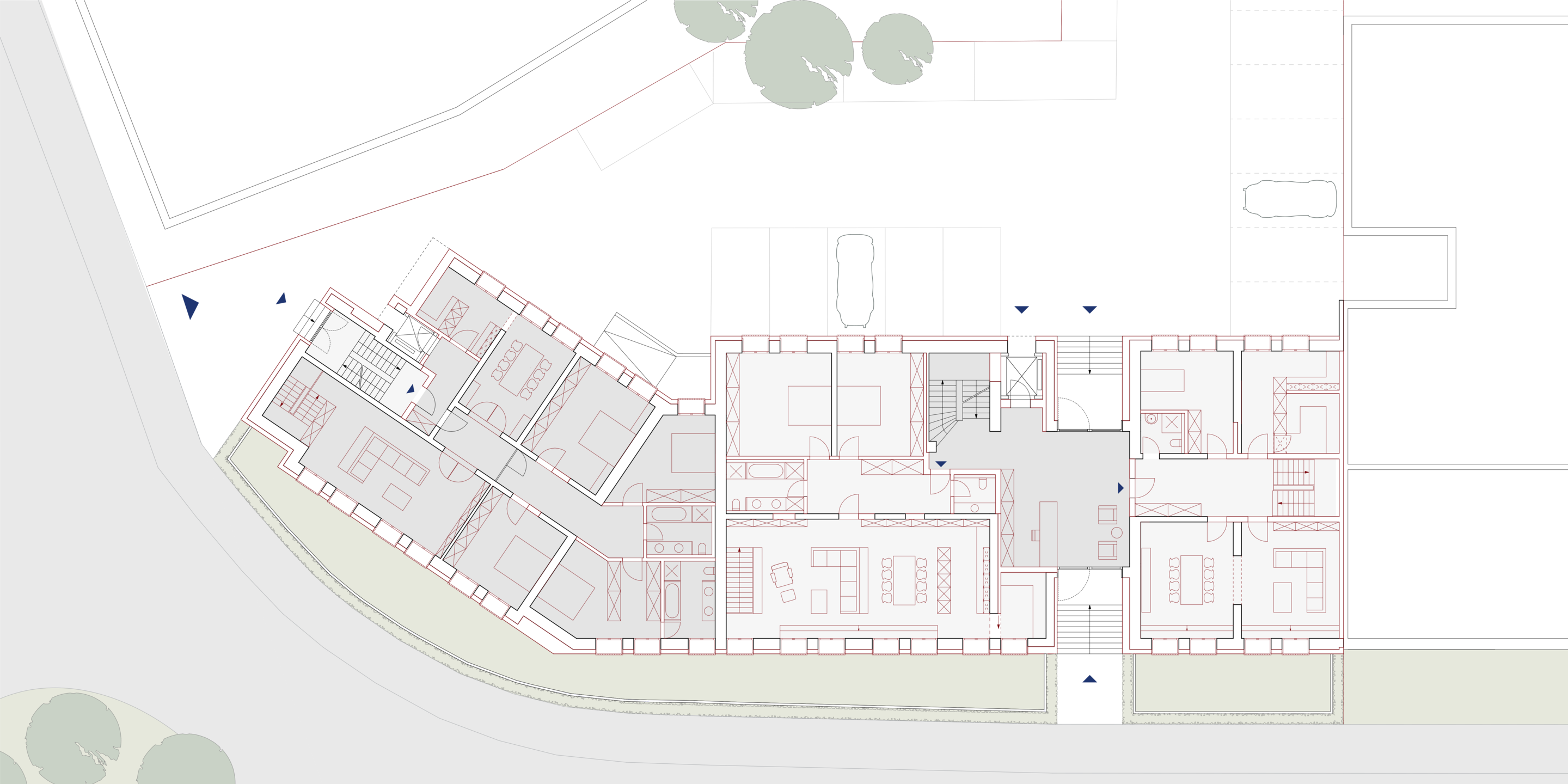 Das Bild zeigt den Grundriss des Erdgeschosses. Es gibt drei Wohnungen, welche teils über verschiedene Eingänge erschlossen werden können. Nördlich des Grundrisses befindet sich ein Innenhof mit Parkplätzen.