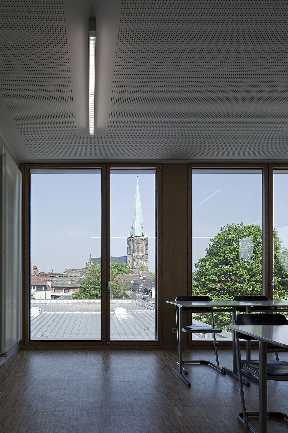 Das Bild zeigt einen Blick aus einem Klassenraum.